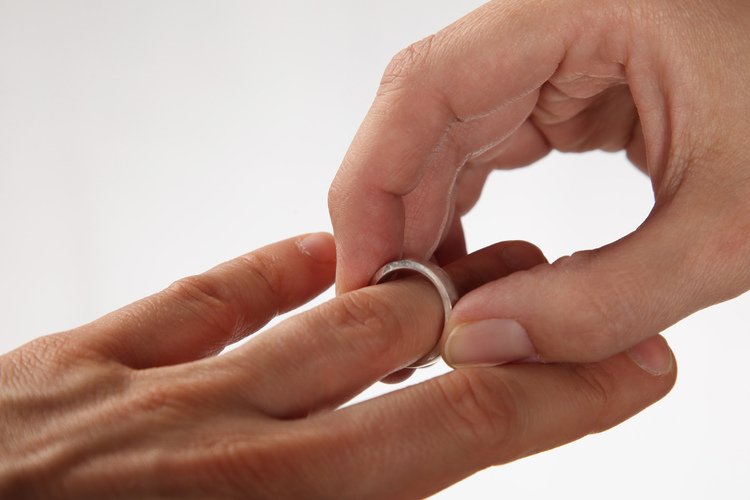 En hand som trär  en ring på finger