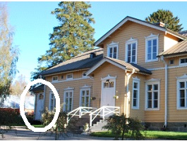 Bild på ingången till pastorskansliet, som ligger i Prästgården, dörren närmast Malaxvägen.