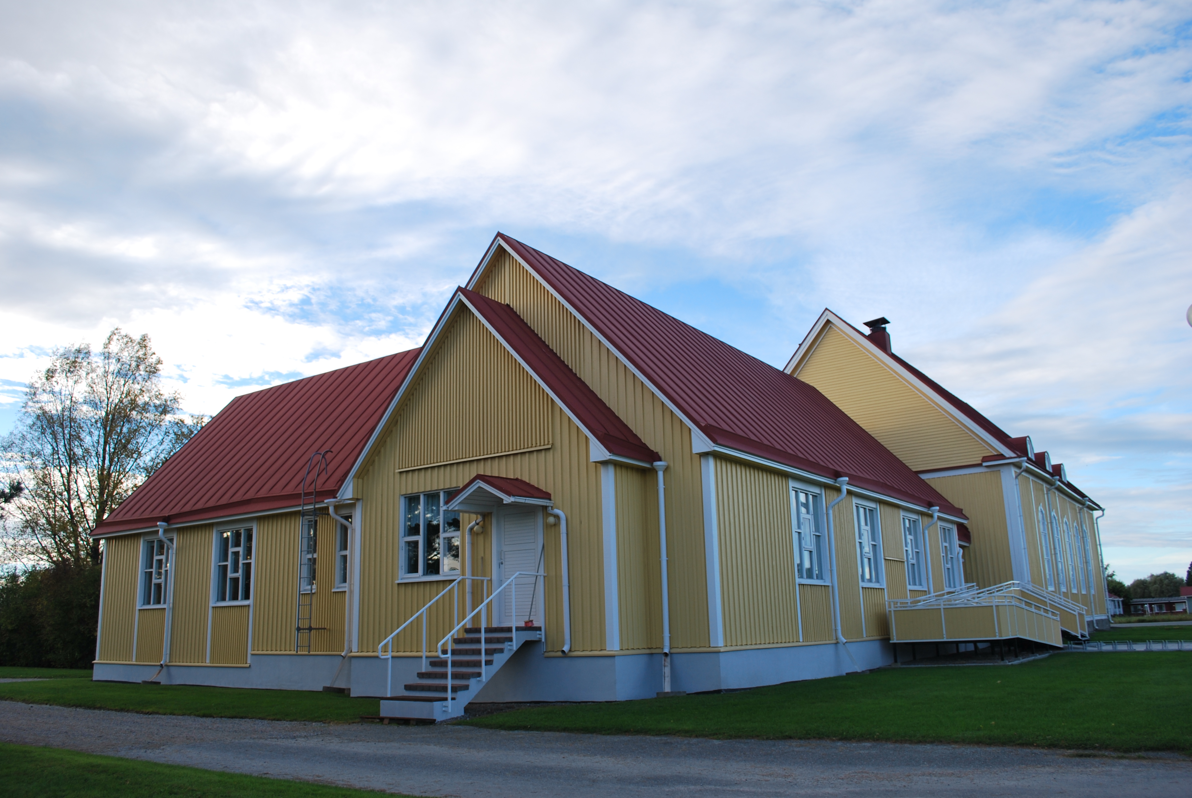 Bild på församlingshemmet i Övermalax