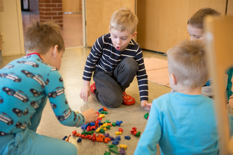 Barnen bygger lego