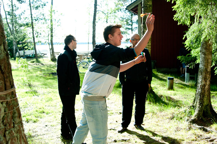 Ungdomar som kastar pil.