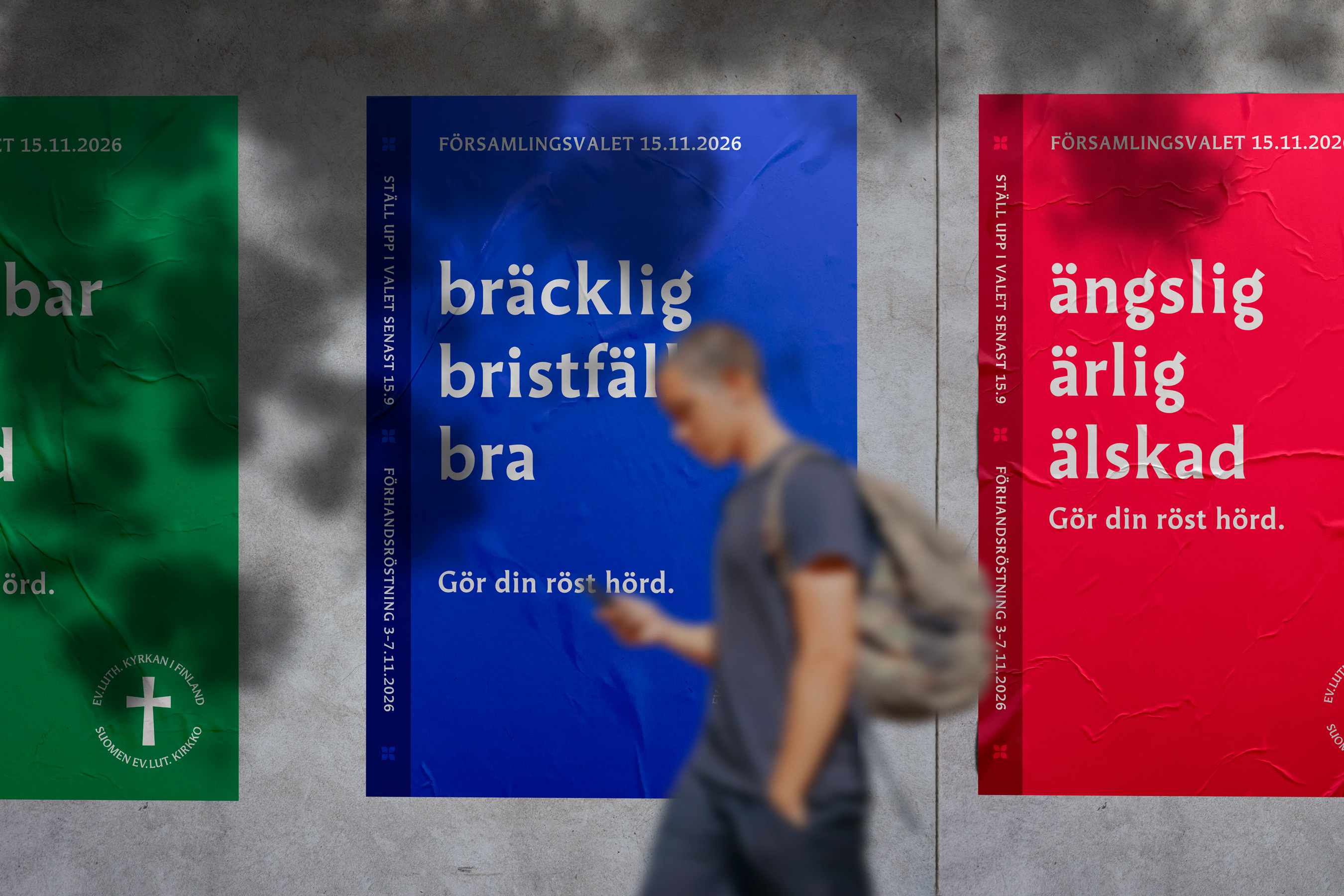 Illustration till försalingsvalet. En man går framför reklamposters om valet.